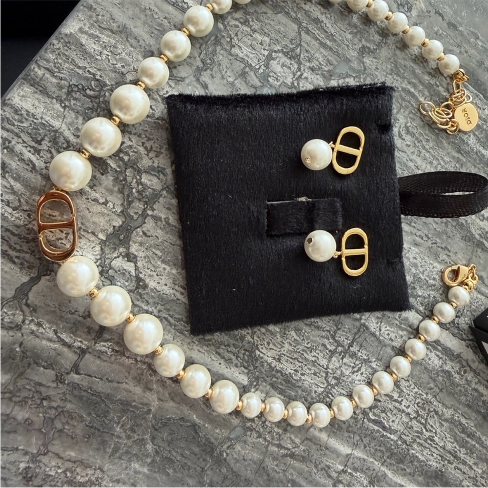 Elegant Pearl and Gold Jewelry Set